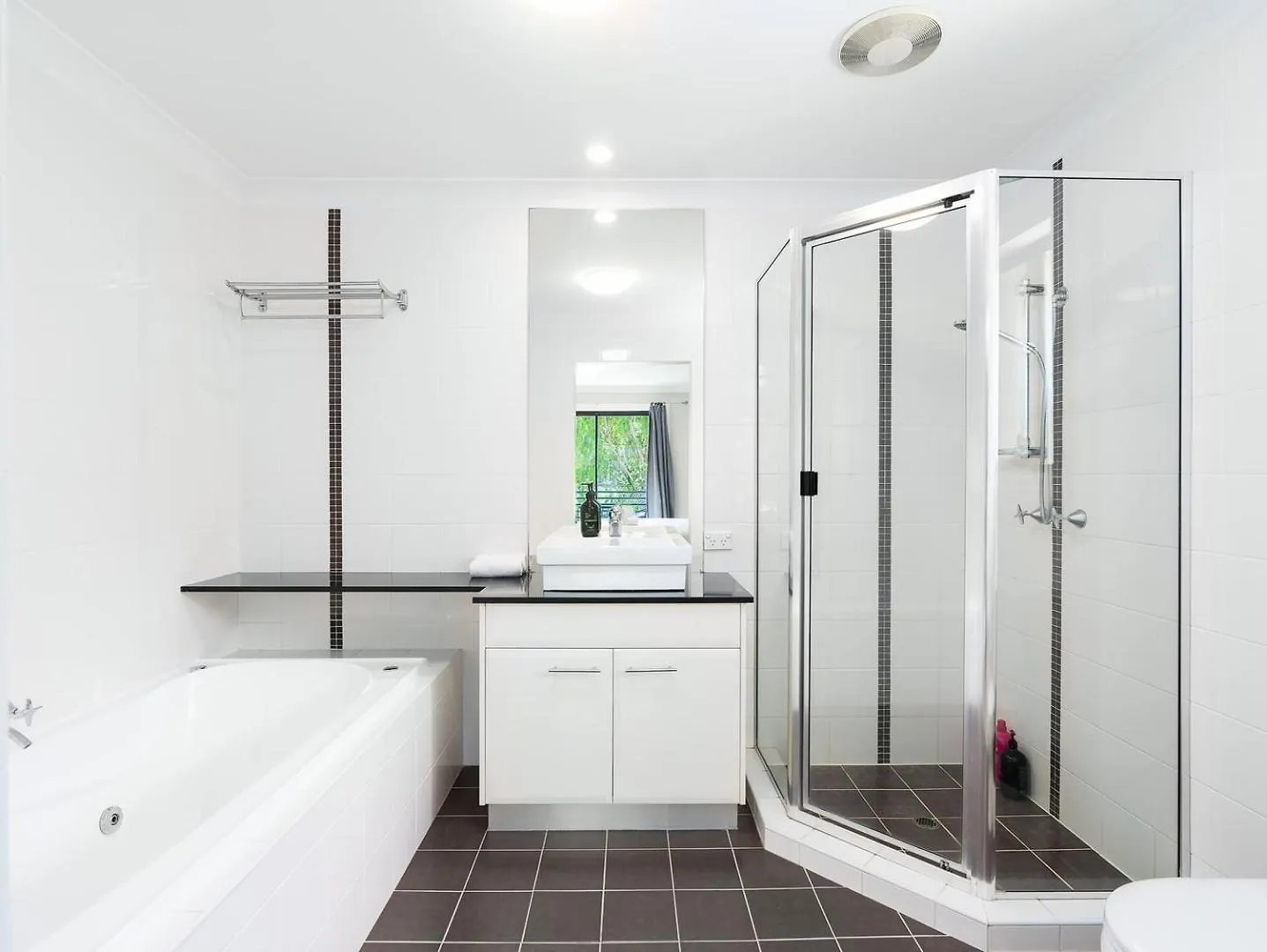 4-Bedroom House @ Brookwater Bellbird Park Holiday home