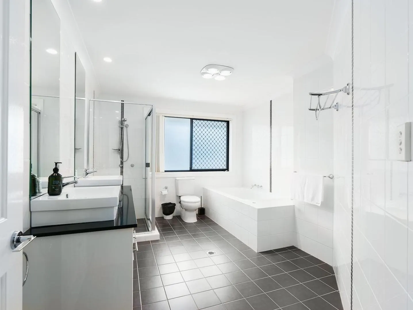 Holiday home 4-Bedroom House @ Brookwater Bellbird Park